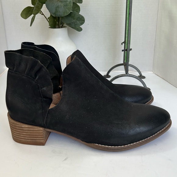 NWOT! Seychelles Black Leather Snare Ruffled Booties. Size 10 - Picture 3 of 11
